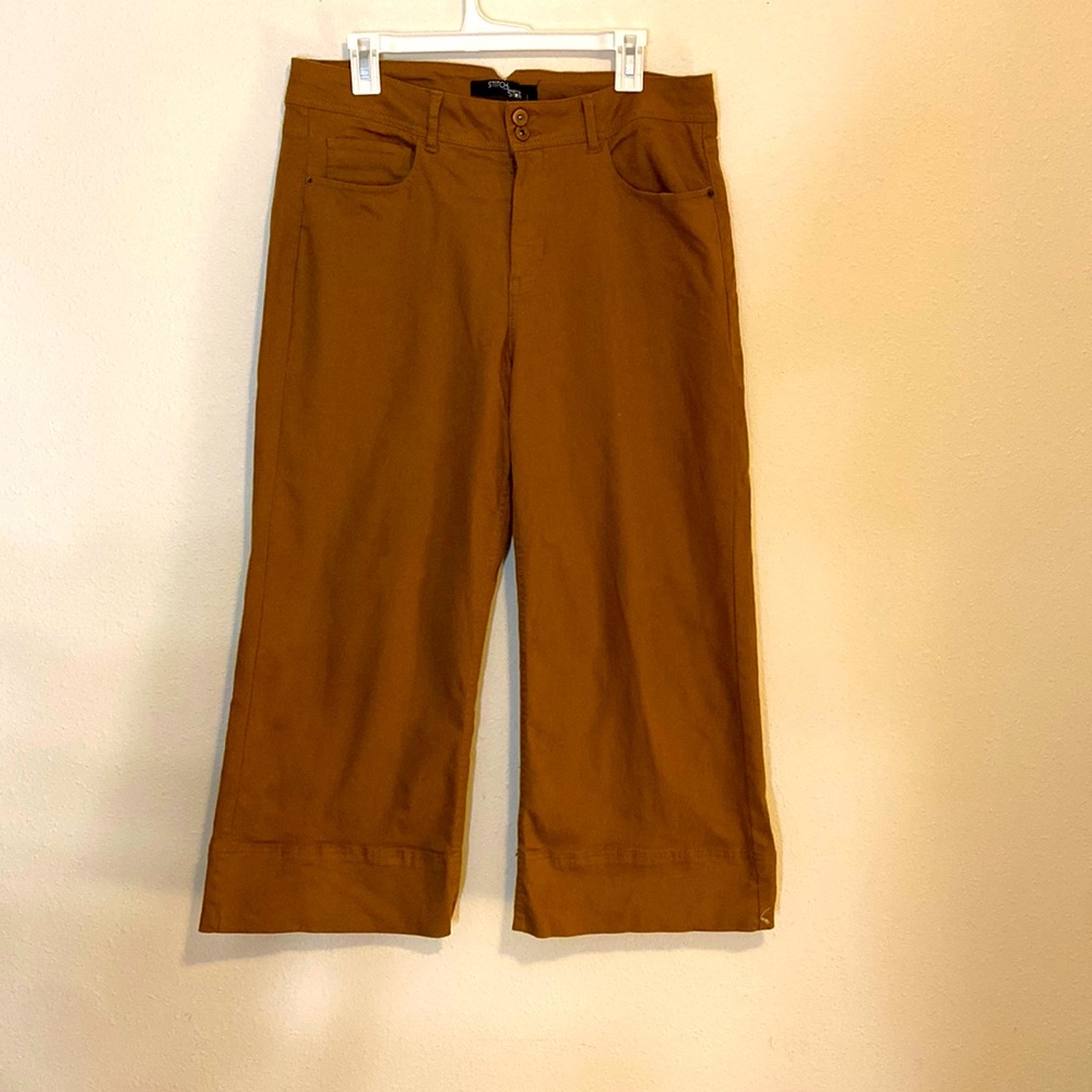 Wide leg cropped pants.